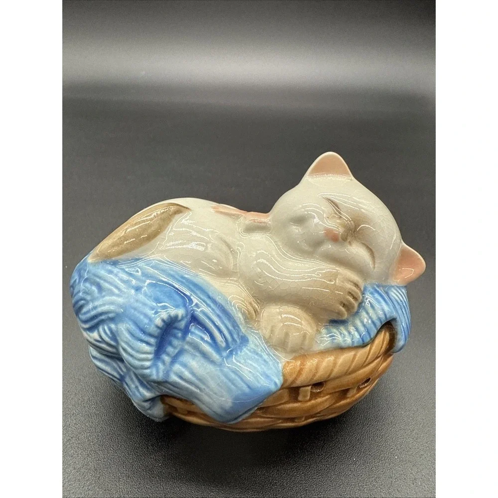 1983 AVON Ceramic Sleeping Siamese Kitty Cat in Basket potpourri Holder Figurine
